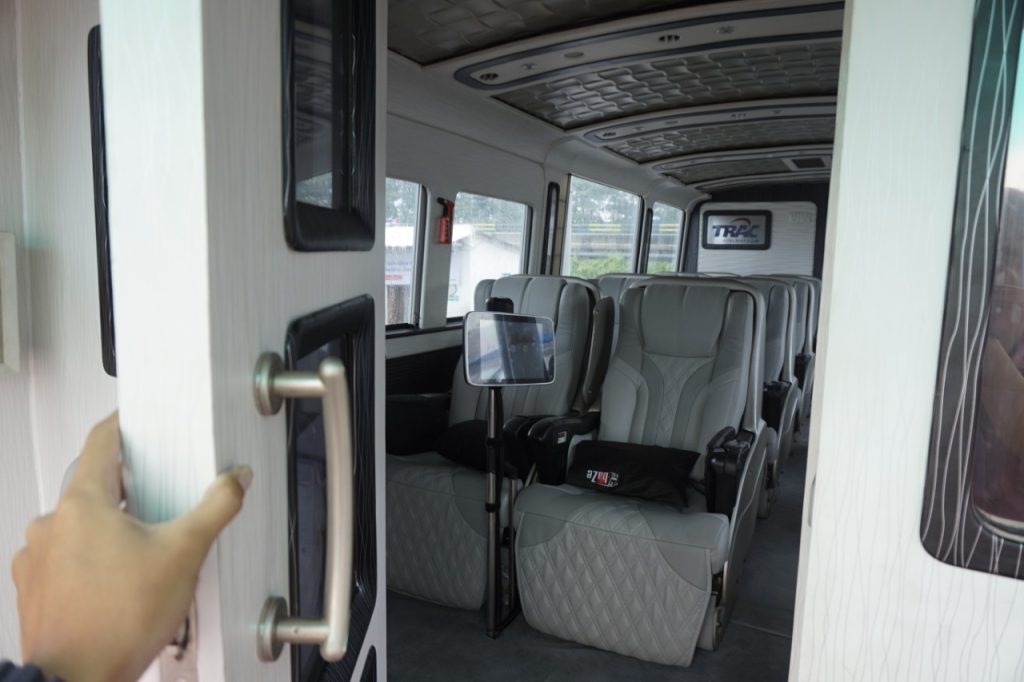 bus-mewah-trac-cabin