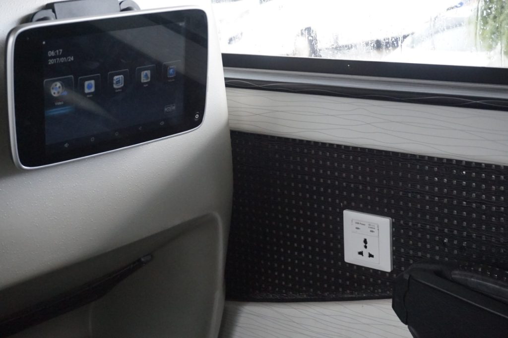 bus-mewah-trac-lcd